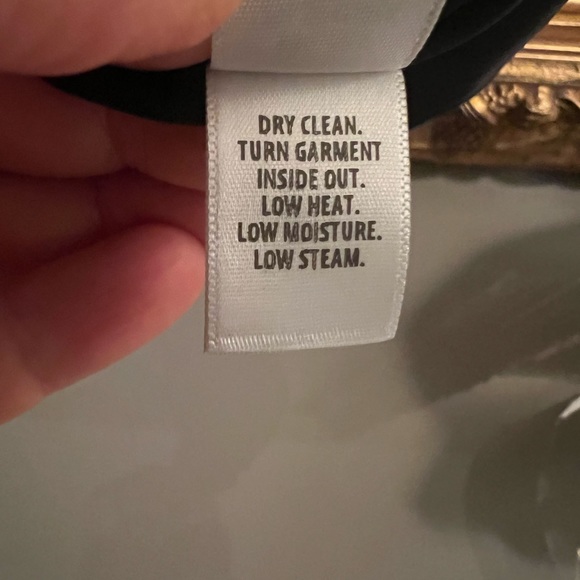 St. John silk dress gently used ( fits like small/ med 6/8) it’s a size 4 - Picture 7 of 9